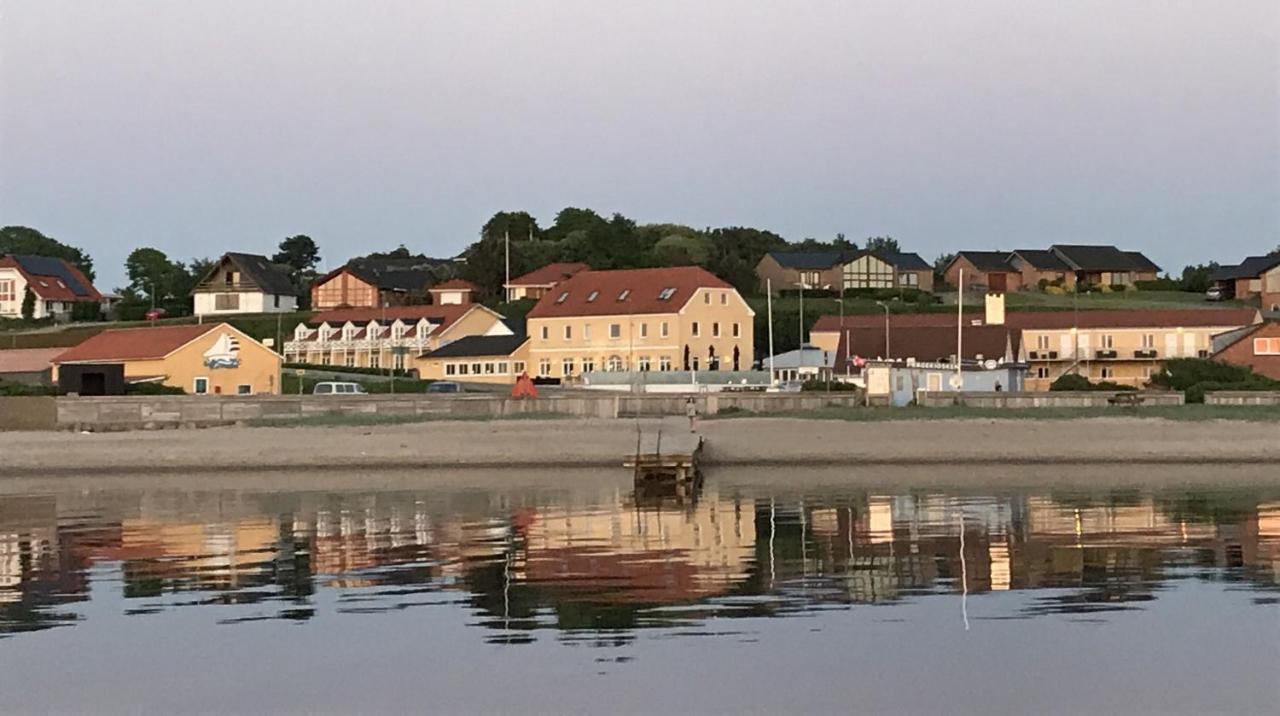 Hvalpsund Faergekro Esterno foto